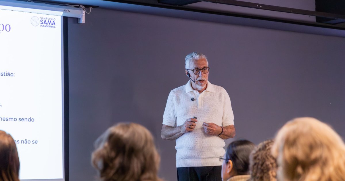 Professor Walter Nieblas dando aula ao vivo de radiestesia e radiônica